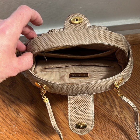 Judith Leiber~VTG~Lizard skin~beige clutch w/detach strap~Excellent condition - Picture 6 of 6
